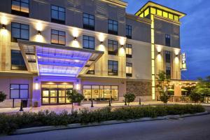 佩里斯堡Home2 Suites by Hilton Perrysburg Levis Commons Toledo的享有大楼的外部景色