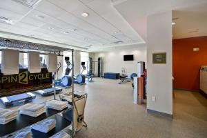 佩里斯堡Home2 Suites by Hilton Perrysburg Levis Commons Toledo的健身房,带跑步机和健身房