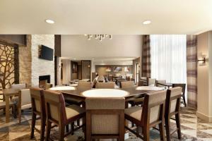波特兰波特兰机场－希尔顿惠庭套房酒店的一间带大桌子和椅子的用餐室