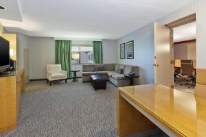 奥本希尔斯Embassy Suites by Hilton Auburn Hills的带沙发和电视的客厅