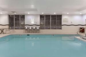 里士满里士满南希尔顿恒庭酒店的在酒店房间的一个大型游泳池