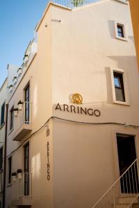 孔韦尔萨诺Arringo - Stay comfy的白色的建筑,旁边标有标志