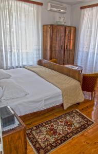科米扎Marina Rooms的一间卧室配有一张大床和木制床头板
