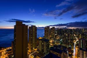 檀香山Hilton Waikiki Beach的享有城市天际线的美景。