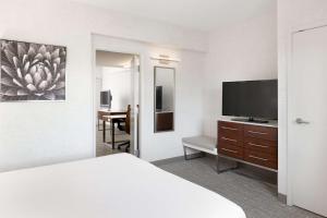 凤凰城凤凰城希尔顿逸林套房酒店的配有一张床和一台平面电视的酒店客房