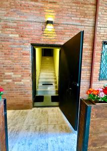 第比利斯Vato Home的走廊上设有砖墙和黑色电梯