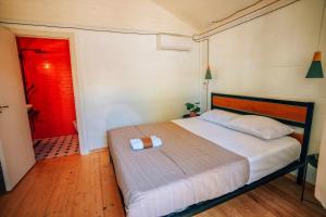 安布罗劳里Brotseulebi的一间卧室设有一张床和一扇红色的门