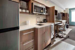 丹佛Home2 Suites By Hilton Denver Downtown Convention Center的厨房配有水槽和冰箱