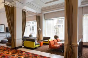 奥格登奥格登汉普顿套房酒店的一间设有五颜六色椅子和窗户的等候室