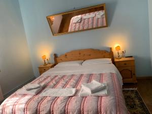 布朗Relax88的一间卧室配有一张床,上面有两条毛巾
