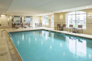 格雷普韦恩沃思堡机场北格雷普韦恩希尔顿花园旅馆的酒店的大型游泳池配有桌椅