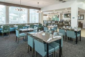 格雷普韦恩沃思堡机场北格雷普韦恩希尔顿花园旅馆的一间配备有桌子和蓝色椅子的用餐室