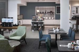 土桑图森机场希尔顿花园酒店 的一间带桌椅的餐厅和一间厨房