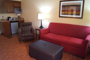 阿尔图纳阿尔图纳希尔顿恒庭酒店的客厅配有红色的沙发和椅子