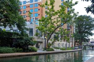 圣安东尼奥Home2 Suites By Hilton San Antonio Riverwalk的一条高楼前的河流
