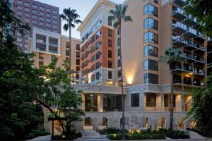圣安东尼奥Home2 Suites By Hilton San Antonio Riverwalk的棕榈树建筑的 ⁇ 染