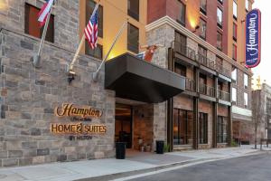 圣安东尼奥Hampton Inn & Suites San Antonio Riverwalk的大楼阳台上的人