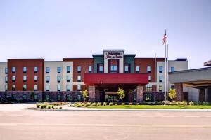 匹兹堡Hampton Inn & Suites Pittsburg Kansas Crossing的大楼前的一个空停车位