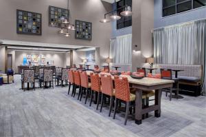 哥伦布Hampton Inn & Suites Columbus Scioto Downs的一间带桌椅的用餐室