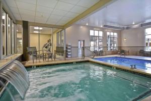 摩押莫布希尔顿惠庭套房酒店的一座带水滑梯的室内游泳池