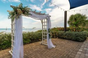 墨尔本墨尔本海滨希尔顿酒店的海滩婚礼的拱门