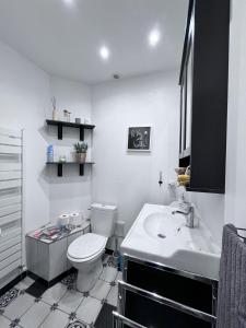 南希Résidence de la Marquise的白色的浴室设有卫生间和水槽。
