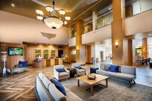 凤凰城Embassy Suites by Hilton Phoenix Scottsdale的医院的大厅,里面摆放着长沙发和椅子