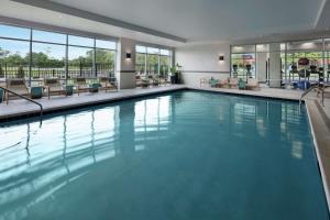 提内克蒂内克/格兰普恩特汉普顿酒店的游泳池,带椅子和窗户