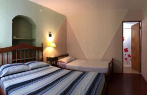 乌拉圭河畔康塞普西翁Hostal - Sueños del Rio的一间卧室,配有两张床