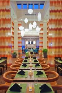 艾伦镇阿伦敦伯利恒机场希尔顿花园酒店的大型用餐室配有长桌和椅子