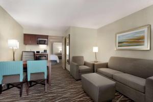 隆波克Embassy Suites by Hilton Lompoc Central Coast的一间客厅,客厅配有沙发和一张桌子,位于酒店的房间