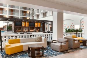 圣路易斯-奥比斯保圣路易斯奥比斯保希尔顿合博套房酒店的带沙发的酒店大堂和酒吧