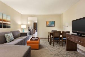 圣路易斯-奥比斯保圣路易斯奥比斯保希尔顿合博套房酒店的带沙发和平面电视的客厅