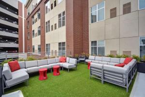 阿森斯Homewood Suites by Hilton Athens Downtown University Area的坐在大楼草上的一组沙发