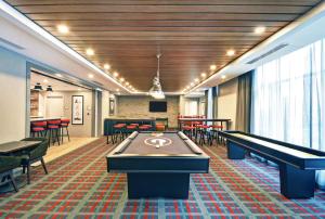 阿森斯Homewood Suites by Hilton Athens Downtown University Area的一间带台球桌和乒乓球桌的房间