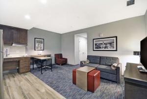阿森斯Homewood Suites by Hilton Athens Downtown University Area的带沙发的客厅和厨房