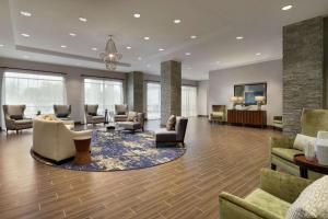 奥尔巴尼Homewood Suites by Hilton Albany Crossgates Mall的一个带沙发和椅子的大型大堂