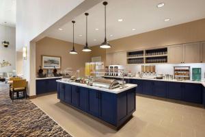 奥尔巴尼Homewood Suites by Hilton Albany Crossgates Mall的一间设有蓝色橱柜和柜台的大厨房