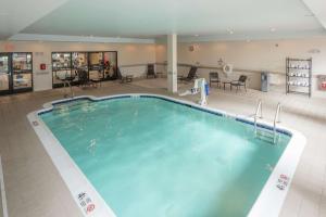 奥尔巴尼希尔顿花园奥尔巴尼医学中心酒店的酒店大堂的大型游泳池
