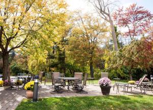 奥尔巴尼纽约奥尔巴尼 - 西大街/大学区汉普顿酒店的公园内带桌椅的庭院