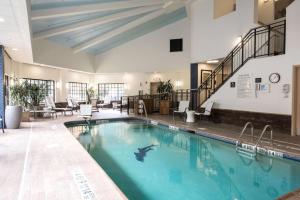 奥尔巴尼纽约奥尔巴尼 - 西大街/大学区汉普顿酒店的酒店大堂的大型游泳池