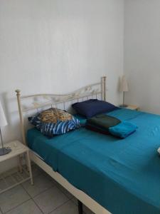 勒卡内代莫尔Appartement T2, 4 personnes, disponible jusqu au Samedi 2 sept 2023的一间卧室配有一张带蓝色床单和枕头的床。