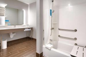 安纳海姆Hampton Inn & Suites Anaheim Resort Convention Center的带浴缸和盥洗盆的浴室