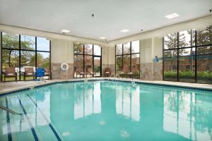 安娜堡安阿伯市南区汉普顿酒店的大楼内一个蓝色的大型游泳池
