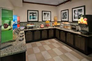 安娜堡安阿伯市南区汉普顿酒店的厨房配有木制橱柜和台面