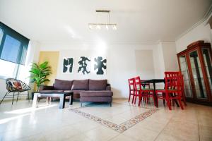地拉那ApartHotel Toptani Center View的客厅配有沙发和桌椅
