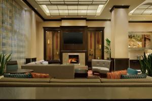 亚特兰大亚特兰大市区希尔顿花园旅馆的客厅设有壁炉和电视。