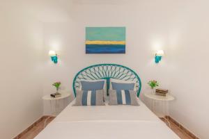 下布雷尼亚Adosado Maday Azul, Los Cancajos的一间卧室,配有带2个床头柜的床