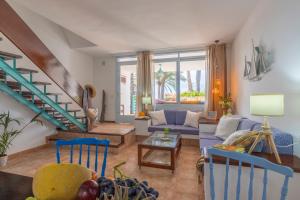 下布雷尼亚Adosado Maday Azul, Los Cancajos的客厅设有蓝色的沙发和楼梯。