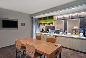 亚特兰大Home2 Suites by Hilton Atlanta Airport North的一间带桌子和柜台的用餐室